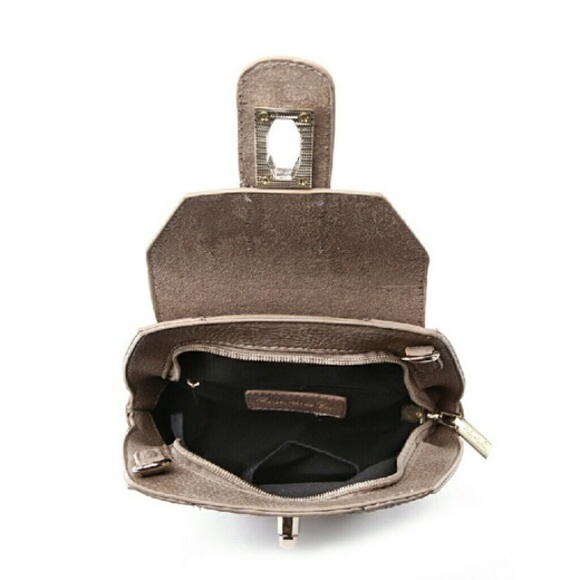 🆕 🌟LAST ONE🌟Taupe front lock handbag - Picture 3 of 4